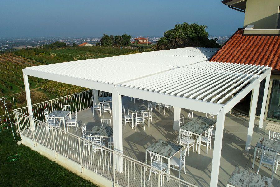Pergola bioclimatica con lamelle orientabili