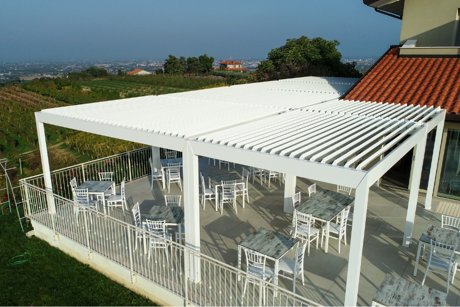 Pergola bioclimatica con lamelle orientabili