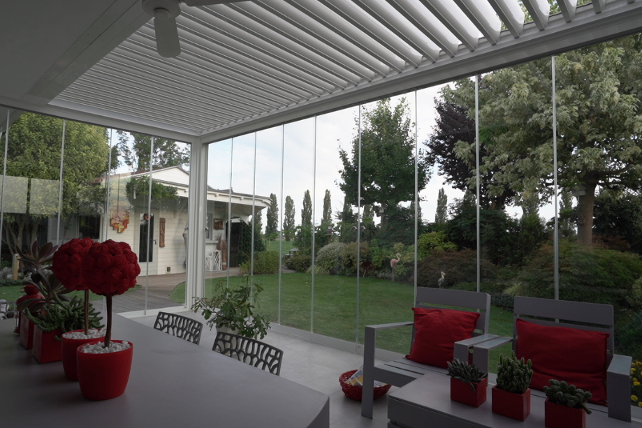 Pergola bioclimatica con vetrate scorrevoli