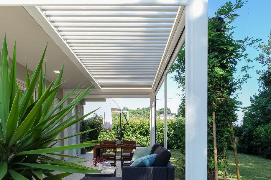 Pergola con lamelle orientabili in ediliziA LIBERA