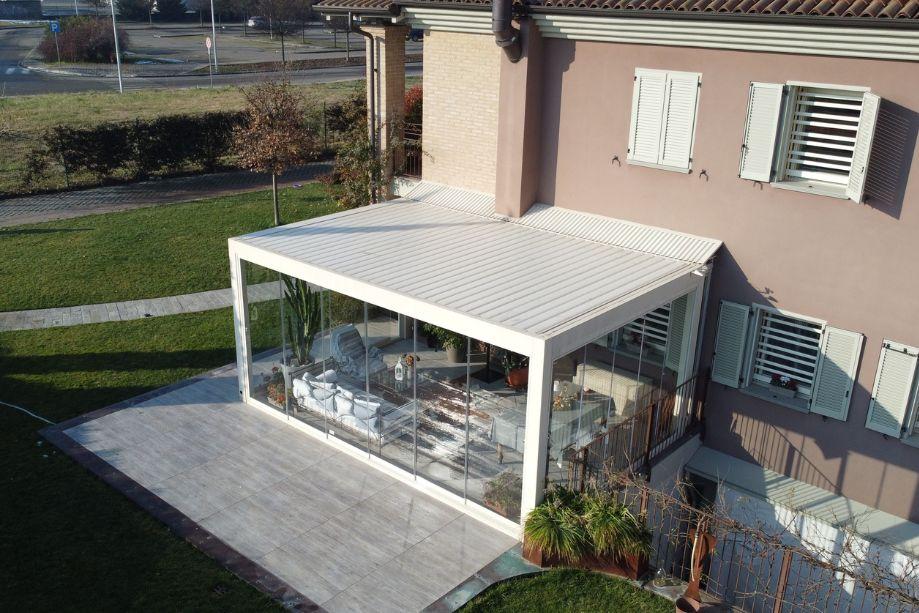 Pergola bioclimatica con vetrate VEPA senza permessi