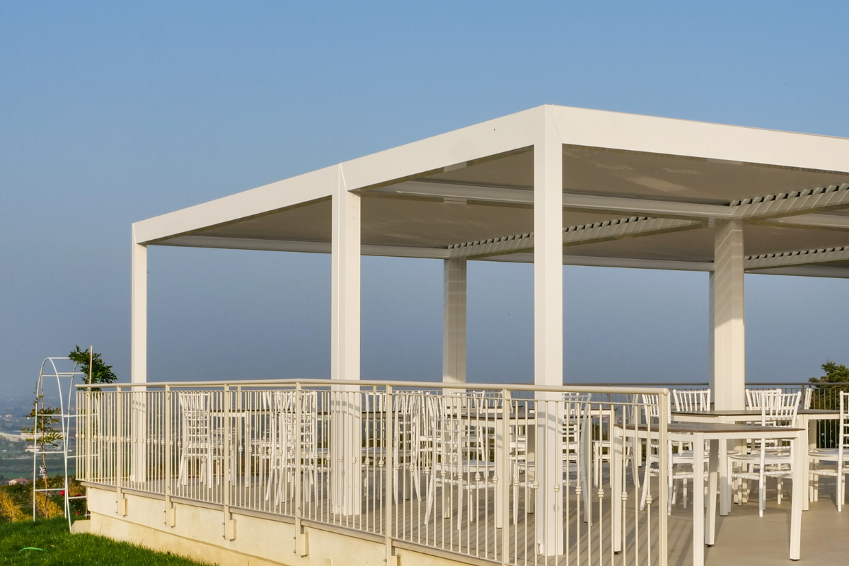 pergola per ristoranti con tavoli da esterno